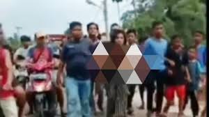 Ridoy babo facebook viral botol bangladesh saat ini menjadi salah satu informasi yang trending dan viral di media sosial. Terciduk Berbuat Mesum Seorang Wanita Diarak Setengah Bugil Di Pasaman Regional Liputan6 Com