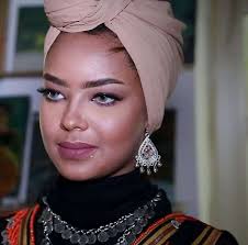  انتصار الحمادي  دعا السفير البريطاني لدى اليمني، مايكل آرون، مليشيا الحوثي الانقلابية، إلى سرعة إطلاق سراح عارضة الأزياء اليمنية، إنتصار الحمادي، متوعداً بملاحقة قيادة المليشيا المتورطة في استخدام العنف الجنسي كسلاح. Ù…Ù†Ø¸Ù…Ø© Ø¯ÙˆÙ„ÙŠØ© ØªÙƒØ´Ù ØªÙØ§ØµÙŠÙ„ Ø¬Ø¯ÙŠØ¯Ø© Ø­ÙˆÙ„ Ù‚Ø¶ÙŠØ© Ø¹Ø§Ø±Ø¶Ø© Ø§Ù„Ø£Ø²ÙŠØ§Ø¡ Ø§Ù†ØªØµØ§Ø± Ø§Ù„Ø­Ù…Ø§Ø¯ÙŠ Ø³ÙˆØ§Ø­ Ù‡ÙˆØ³Øª