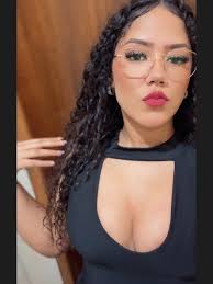 Alessandra Fernandes's Instagram, Twitter & Facebook