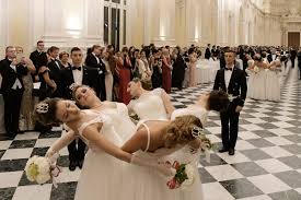 Перевод контекст ballo delle debuttanti c итальянский на русский от reverso context: Gran Ballo Delle Debuttanti Fascino E Magia Alla Venaria Reale Life People