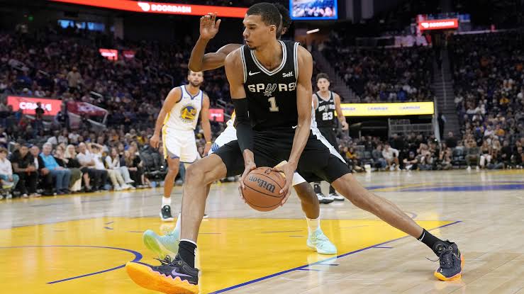 Victor Wembanyama lideró a los Spurs con una actuación que superó récords históricos., generada por IA