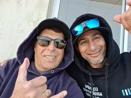 Anoche copado asado festejando el cumpleaños de Darío Nazario @ndario227 ,  centro, con Pablo Raggio shaper de @kahumasurf alta reunión.