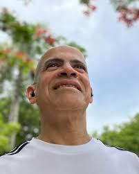 Al llegar a un año más de vida, así quiero estar, con la mirada hacia el  cielo y los pies bien plantados en la tierra. Sabiendo que estoy de paso,  siendo peregrino