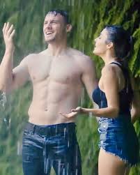 Kerem bursin, 4 haziran 1987 tarihinde i̇stanbul'da doğmuştur. Hande Ercel And Kerem Bursin Speedo Swimwear Person