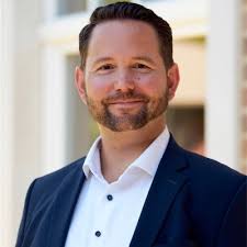 Perspektiven für Quereinsteiger:innen Kürzlich durfte ich unserer  Agenturmitarbeiterin Sandra Cordes ihr Zertifikat für die erfolgreich  absolvierte Fortbildung zur LVM Agenturassistentin…