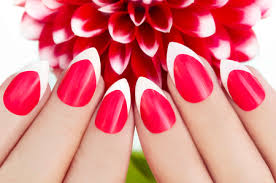 ¡no te conformes con uno!, hay muchos colores rimbombantes con los que embellecer tus uñas, apréndelo y aplícalo con primero nutre la piel de las manos o los pies en el caso de que simules hacer una pedicura, después elige la forma de las uñas para darles forma con. Manicura Francesa Imagenes Y Fotos 123rf