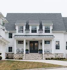I love the whimsy in her cottage landscaping. Stephanie Florida Farmhouse S Instagram Photo How Gorgeous Is This Home By Timbertrailshomes The Modern Farmhouse Exterior Farmhouse Exterior Pretty House