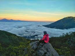 Atas nikmat yang telah diberikan untuk semua makhluk di bumi ini. 6 Gunung Di Jawa Dengan Pemandangan Lautan Awan Yang Indah