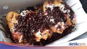 Jika biasanya kamu menyajikan es pisang coklat dalam kondisi pisang mentah atau tanpa dimasak terlebih dahulu, kali ini kamu bisa membuat sajian yang. 10 Bahan Ini Jadi Topping Populer Untuk Jajanan Pisang