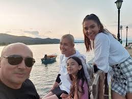 Nu stiu ce sau cine oare a facut asa sa dispara fara veste tot ce ne lega si plangi.si plang. Cum AratÄ Violeta Smisleaeva SoÈia Lui Marcel Pavel DezvÄluire DupÄ 29 De Ani De RelaÈie Nu MÄ Vedeam LangÄ El Dcnews