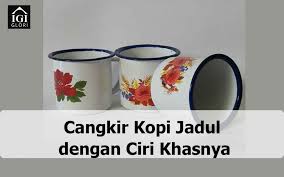 Gedung yang ditempati warung kopi ini memang bangunan tua yang ditempelkan poster film dari kain yang dilukis. Page 11 Pabrik Piring Melamin Glori