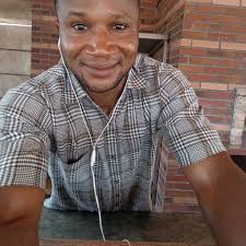 PSG fans taking pieces of the net home after the Champions League final 🥅