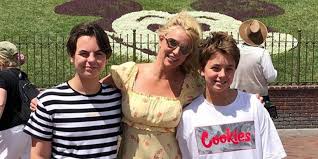 Justin timberlake se disculpó este viernes con britney spears por haber contribuido a los comentarios misóginos que lapidaron la carrera de la artista, cuyo caso ha vuelto a la luz por un documental elaborado por el diario the new york times. Britney Spears Returned To Disneyland Mickeyblog Com