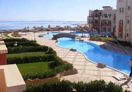 امتلك شالية فى قرية لاسيرينا الساحل الشمالى مساحة 135 م بورف خاص نفس مساحة الشالية يعنى حضرتك هتمتلك ضعف المساحة بنفس السعر و الشالي Pool Outdoor Decor Outdoor