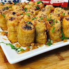 Letak satu sudu besar inti dan taburan bawang goreng lipat macam biasa dan gulung sedia untuk dimakan. Adikfoods Adik S Pertama Begedil Kulit Popia By