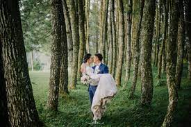 Bagi yang berkunjung ke bandung untuk mencari tempat glamping bandung, tak perlu khawatir bandung punya banyak tempat yang bisa anda kunjungi! 10 Most Favorite Pre Wedding Spots In Bandung Bridestory Blog