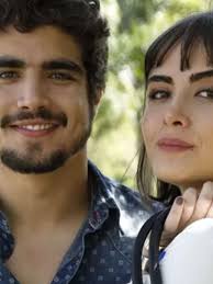 Lésbica, Maria Casadevall relembra namoro com Caio Castro e faz revelações:  'Fora do tom'