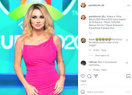 İtalya'da euro 2020 için yapılan programda spor sunucusu paola ferrari'nin canlı yayında bacak bacak üstüne atarken iç çamaşırı giymediği görülürken o sırada kanal zor anlar yaşadı. Opezuhp97ontvm