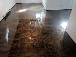 Un Nouveau Look Incroyable Pour La Piece Avec Un Plancher En Epoxy Epoxy Concrete Floor Kitchen Cuisine Grey Plancher De Garage Plancher Plancher Epoxy