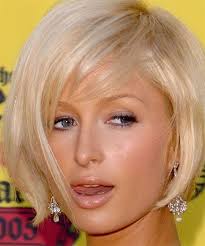Paris Hilton Short Straight Bob Haircut With Side Swept Bangs Short Blonde Haircuts Paris Hilton Hair Short Blonde Hair