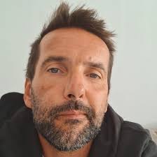 What is the standard stringing method for a Gibson Les Paul?