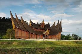 Rumah adat suku batak di daerah sumatera utara namanya rumah bolon atau sering disebut dengan rumah gorga. Rumah Adat Batak Bolon Simalungun Karo Pakpak Gambar Penjelasan