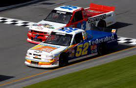 Gros crash lors de la première manche de la saison 2006 de la nascar craftsman truck series à daytona. Mike Wallace Nascar Images 2002