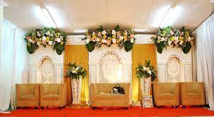 Jika anda memiliki rumah kayu minimalis maka anda justru bisa menerapkan ide dekorasi yang mengejutkan. Paket Dekorasi Pernikahan Di Rumah Paket Pernikahan Catering Dekorasi Pelaminan Rias Pengantin Luwes