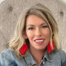 Laura Sanders's Instagram, Twitter & Facebook