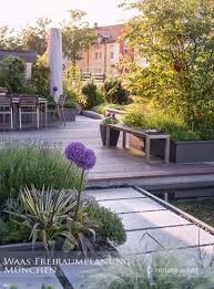 Moderner Garten Mit Blumenzwiebeln Im Herbst Den Fruhling Pflanzen Beispiele Fur Harmonische Zwiebelpflanzunge Moderner Garten Garten Design Gartenarchitekt