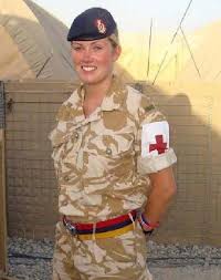 Hero Female Army Medic Rescues Seven Comrades Despite Shrapnel Lodged In Back Swns Com Army Medic Military Women Female Soldier