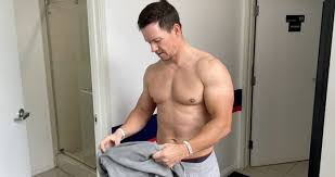 It's not easy being marky mark. Mark Wahlberg Bench Press Max