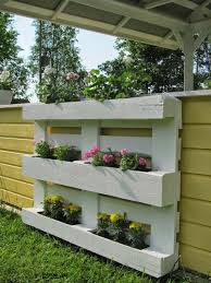 Gartendeko Blumenregal Aus Holzpallette Zum Selbermachen Gardendeko Blumen Regal Blumenregal Gartendekor