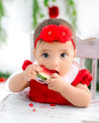 Vou fazer uma confição agora, minha sessão preferida de acompanhamento é  sem duvidas a de introdução alimentar 😋🍉 Ver as caretinhas, o bebê se  sujando e saboreando a frutinha, faz o fofurometro