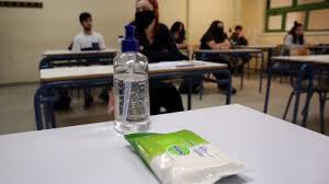 Τα πρώτα δείγματα σταθεροποίησης του τρίτου κύματος, επιτρέπουν στους λοιμωξιολόγους να ελπίζουν σε άνοιγμα κάποιων τάξεων στα σχολεία και του λιανεμπορίου. Anoigma Sxoleiwn Oi Prwtes Apofaseis Toy Ypoyrgeioy Paideias Me Oloys Toys Ma8htes Kai Me Maskes Vid Prisma Radio
