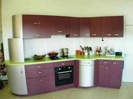 Une Cuisine Aux Teintes Originales Et Pleine De Pep S Par Artisans Associes Aubergine Vert Pomme Installation Cuisine Cuisine Moderne Cuisine Contemporaine
