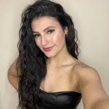 Amanda Santelli's Instagram, Twitter & Facebook