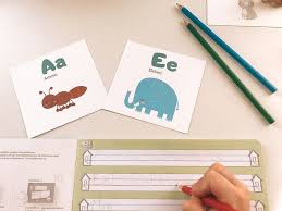 Making some abc posters like alphabet poster is a great idea and your kid might start learning with it. Abc Lernkarten Und Alphabet Poster Mit Tieren Zum Download