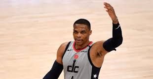 Fan pours popcorn on injured russell westbrook as he heads to locker room. Meinaplvlgjy M