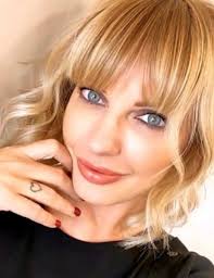 Manila nazzaro (née le 10 octobre 1977 à foggia) est une actrice et animatrice de télévision italienne. Manila Nazzaro La Miss Italia 1999 20 Anni Dopo Cambio Di Look Prodigio Della Natura Libero Quotidiano