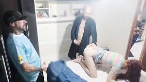 eş şakası - karısının gözlerini bağlüvey ve seks yaparken arkadaşımı  gardırobun içinde bıraktım Porno 7DAK farkıyla izle