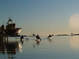 Här tar du ett dopp i det salta havet, en tur med båt eller kajak, fiskar, vandrar i skog och mark eller äter något gott i sommarcaféet. Kajak Touren Durch Das Winterliche Bohuslan Schwedenstube Dein Portal Fur Reisen Nach Schweden