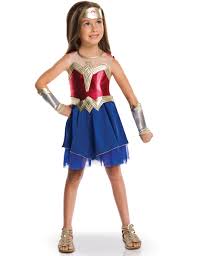 Ce déguisement de fille des bois pour enfant se compose d'un haut, d'un faux gilet, d'une jupe et d'un chapeau (épée et chaussures non incluses). Deguisement Luxe Wonder Woman Dawn Of Justice Fille Deguisements Cadeaux Pas Chers Boutique Arlequin Suisse