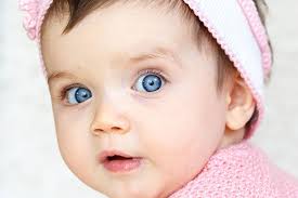 Liebe bianka, das wird von woche zu woche schärfer und mit 6 wochen können babys schon gesichter in einem abstand von etwa 35 cm gut verfolgen. Baby Sehen Lernen