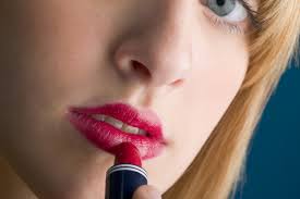 La quantité de maquillage qui rend une femme confiante varie. La Face Cachee Du Maquillage La Presse