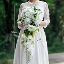 Bouquet mariage cascade, callas blancs, roses rouges, feuillage vert, robe bustier blanche, collier. Bouquets De Mariee En Cascade Blanche Artificielle Rose Orchidee Fleur De Soie Artificielle Bouquet De Mariage A La Main Cdiscount Maison
