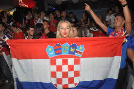 Zumindest ein fan der türkei hatte grund zum jubeln. Fussball Em In Stuttgart Kroaten Und Turken Feiern Auf Theodor Heuss Strasse Fussball Stuttgarter Zeitung