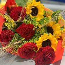 Spedire un mazzo di rose a casa per farle una sorpresa? Elogio Mazzo Di Rose Rosse Girasoli Spighe Tarara Piante E Fiori