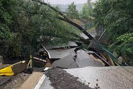 Leterme bezocht zondagmiddag getroffenen van het noodweer in het plaatsje lot, iets buiten brussel. Djl7z2q Ltj8sm