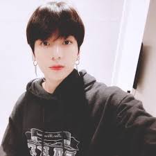 Jungkook pullover und sweatshirts mit einzigartigen motiven bestellen ○ von künstlern designt und verkauft ○ viele größen, farben und passformen. Are You A Hoodie Lover Yay Well See Pictures Of Bts Jungkook To Slay In Your Cossy Cozy Hoodies Iwmbuzz